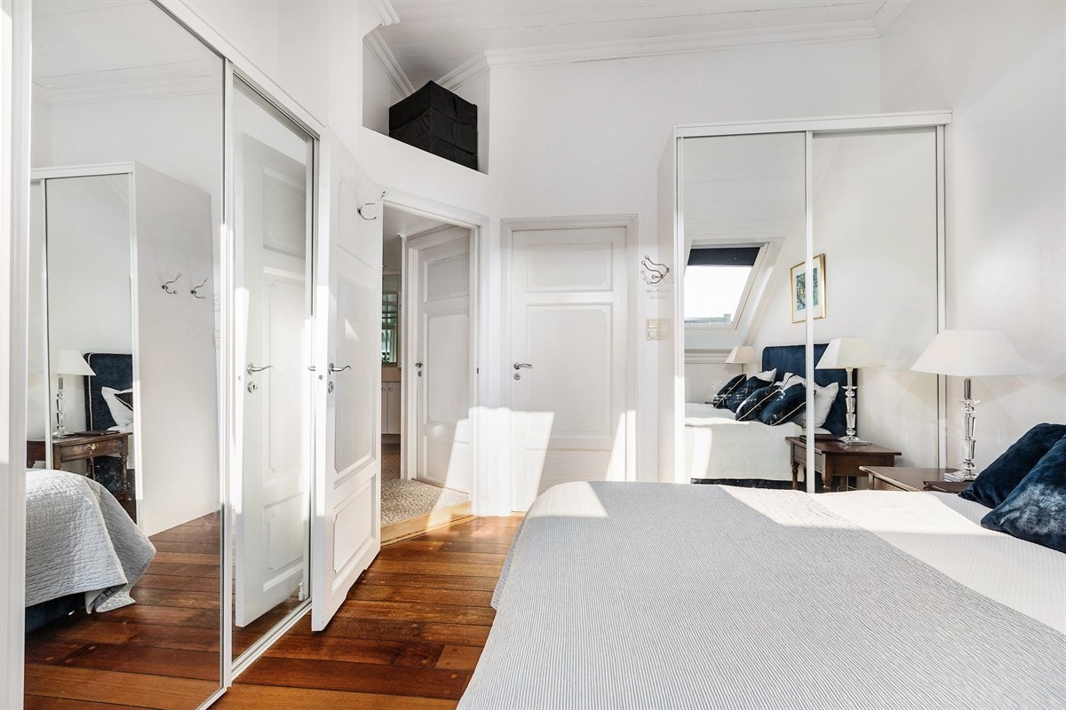 Stor og praktisk skyvedørsgarderobe med speilfronter. Soverommet har direkte inngang til badet. Galleribilde