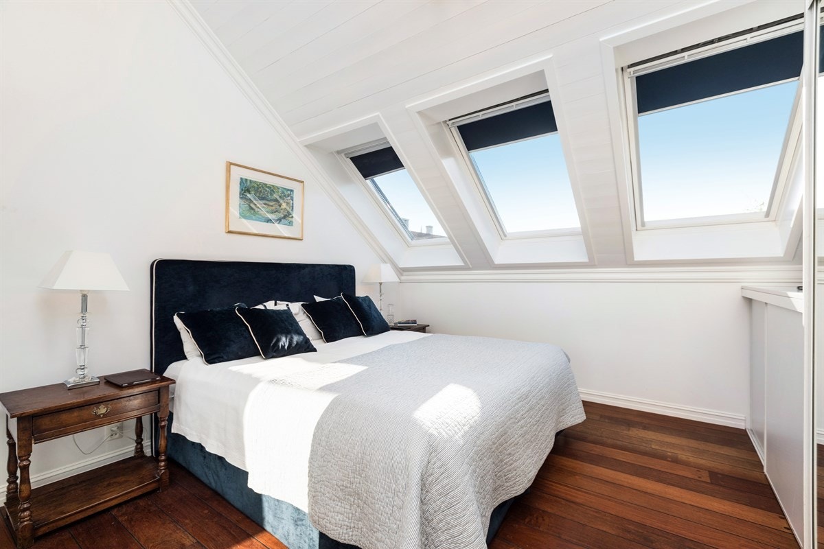 Stort og lyst hovedsoverom med tre stk. Veluxvinduer. Galleribilde