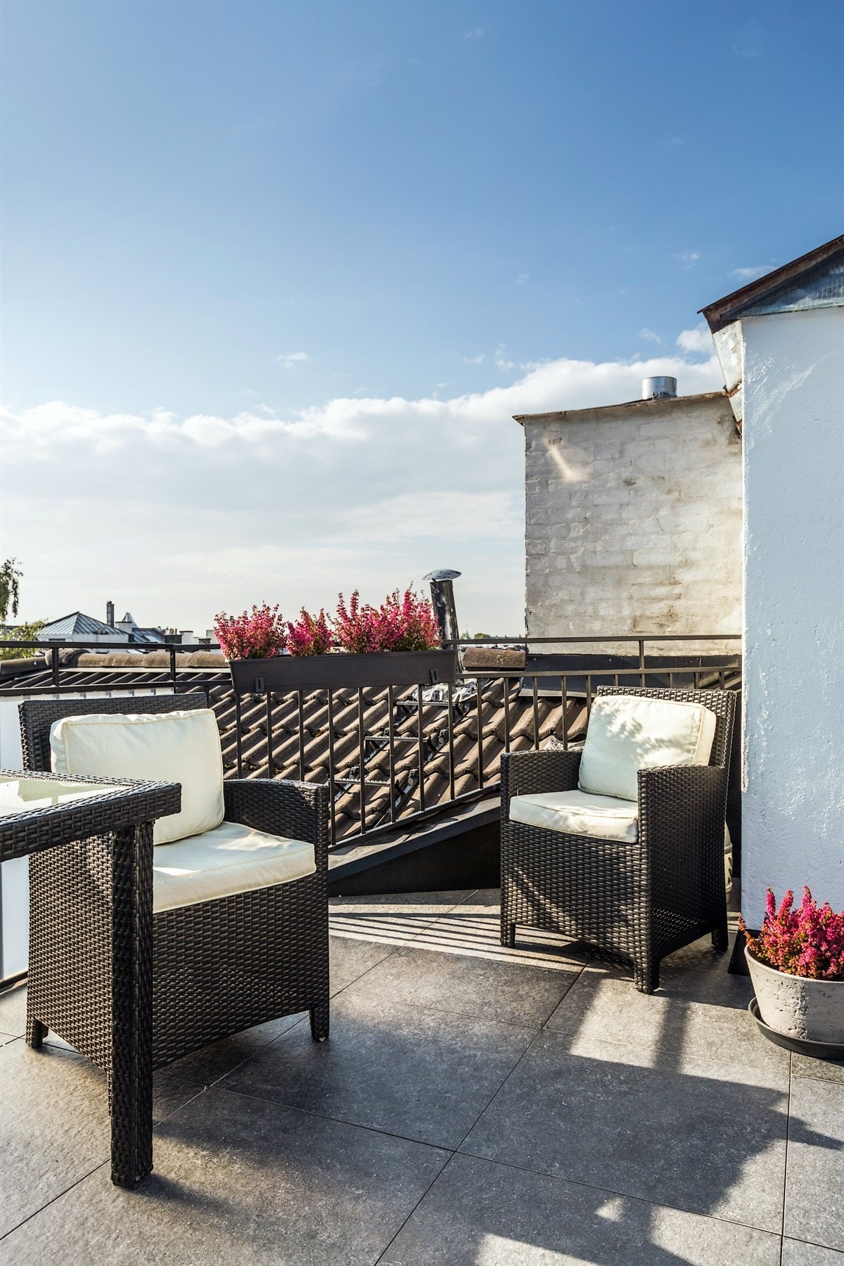 Takterrassen har helt nye, keramiske fliser og nytt frostet plexiglass rundt rekkverket. Galleribilde