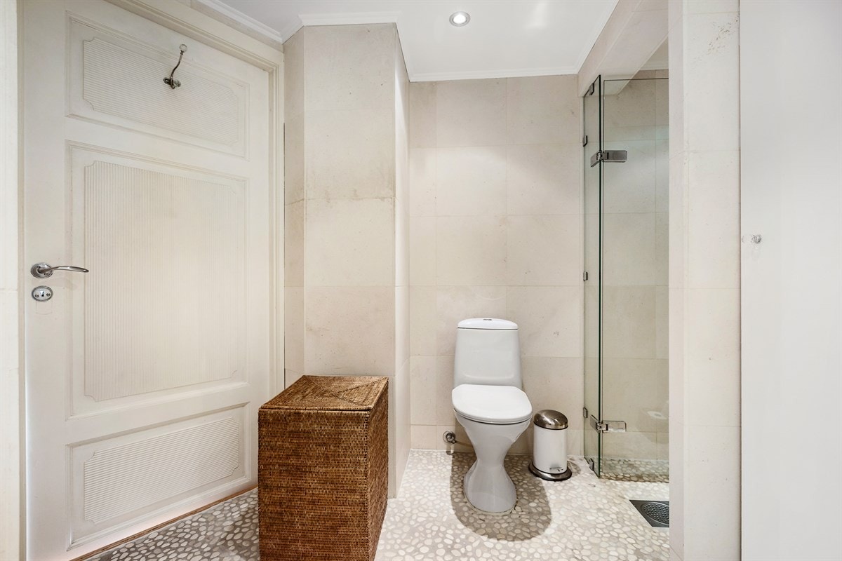 Opplegg for vaskemaskin og tørketrommel bak skapdør fra Bache- Wiig & Reitan. Galleribilde