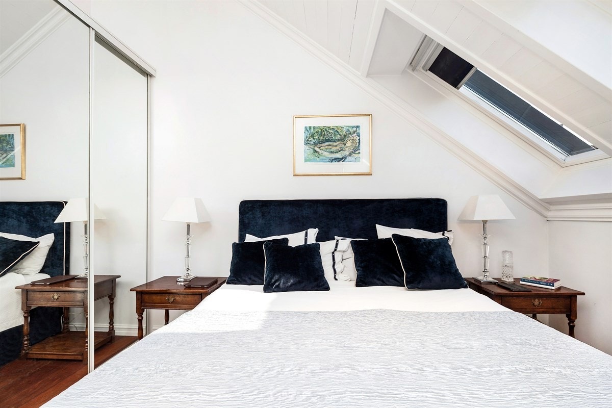 Vinduene om har blendegardiner og utvendig netting som kan tas opp og ned. Galleribilde