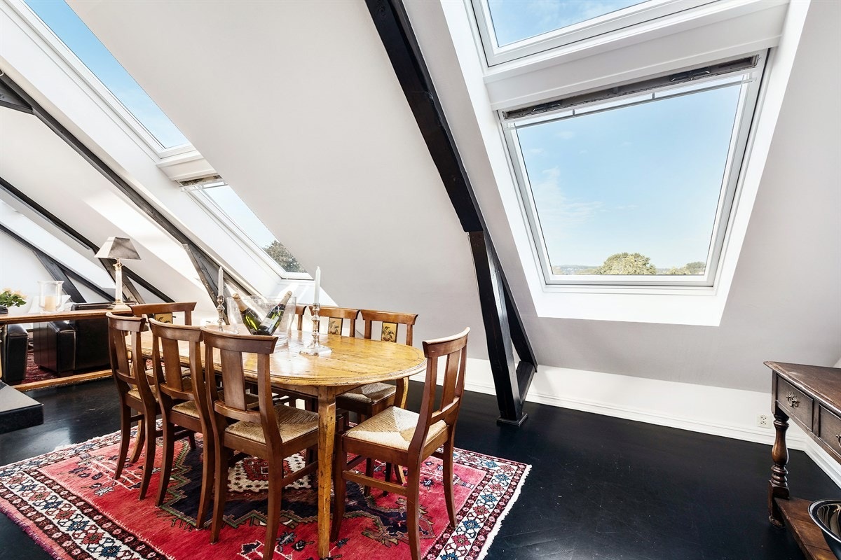 Spiseplass med god plass til mange middagjester. Galleribilde