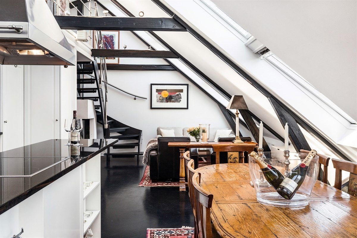 Kjøkkenet er i åpen løsning til stuen. Galleribilde