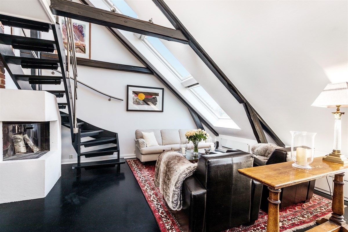 Hyggelig stue med en flott peis. Galleribilde