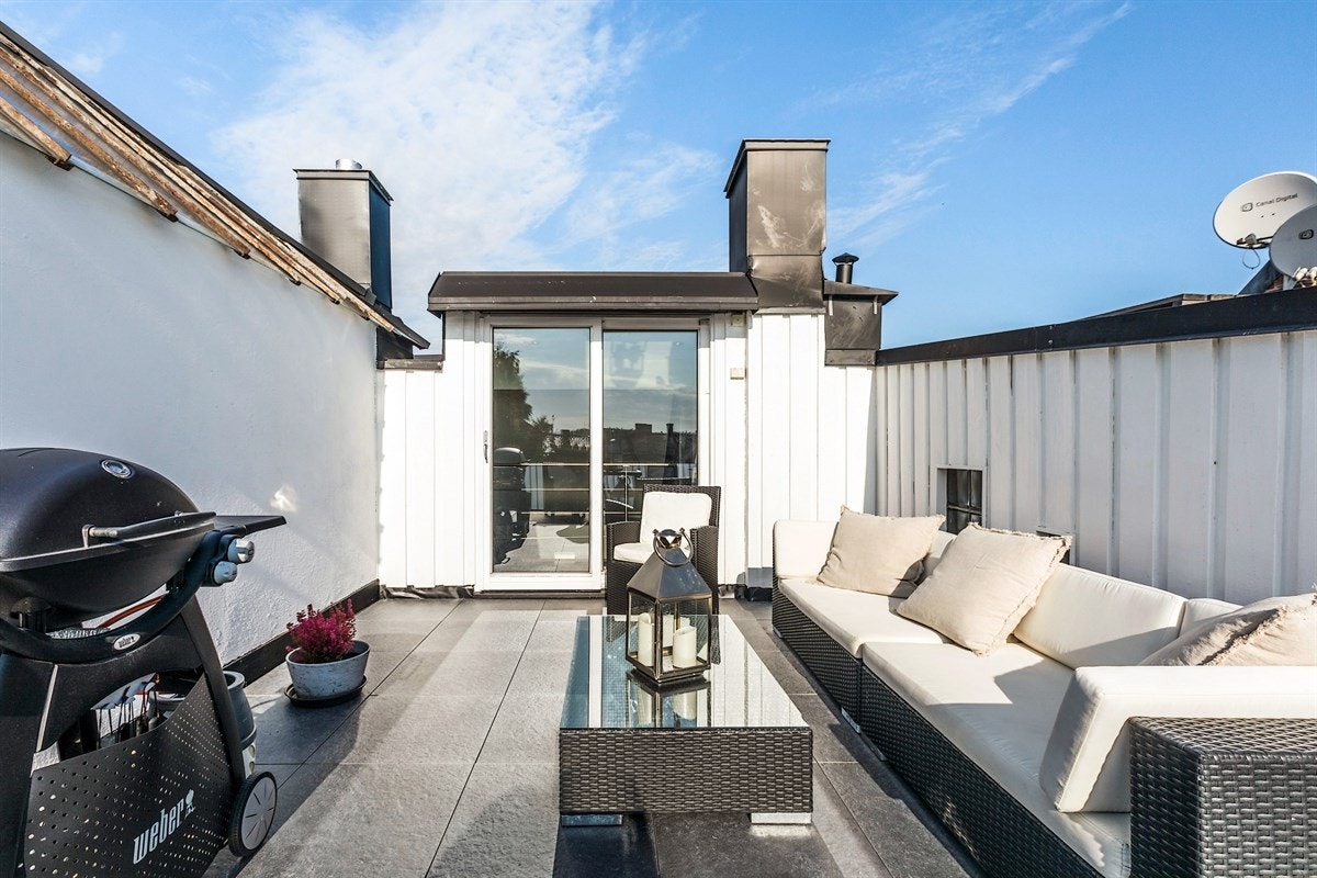 Stor takterrasse med god plass til grill og utemøbler. Adkomst fra hems. Galleribilde