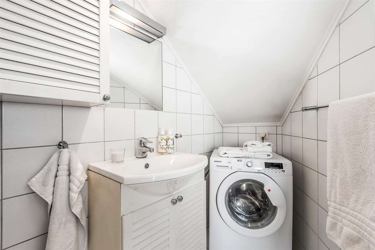 Badet har varmekabler i gulv og opplegg til vaskemaskin. Galleribilde