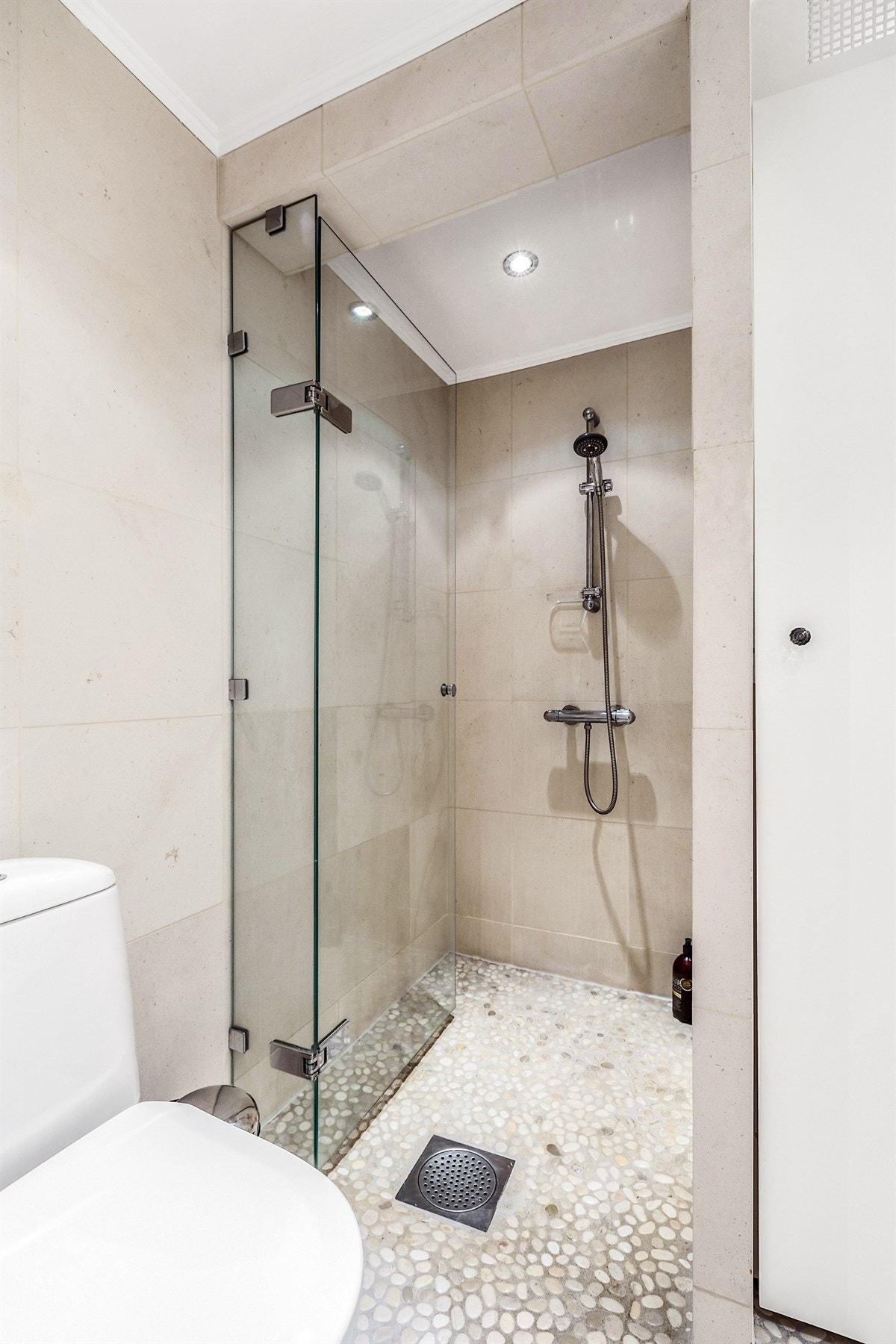 Dusjhjørne med Pebles rullestein på gulv. Galleribilde