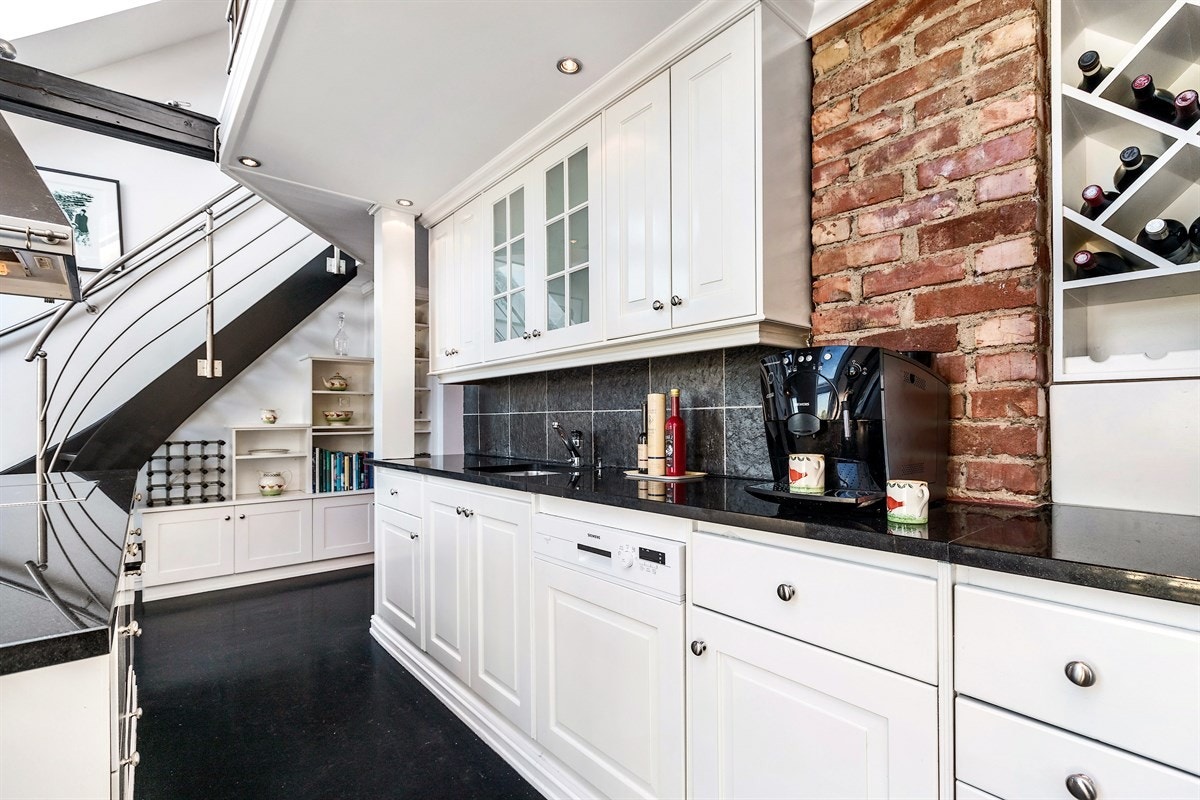 Kjøkkenet har en flott innredning med sort labrador granitt benkeplate og integrerte hvitevarer. Galleribilde