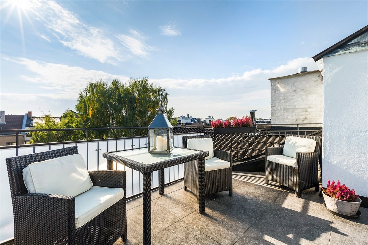Takterrassen har god solforhold hvor du kan nyte solen fra morgningen til rundt åtte, nitiden, sommertid. Galleribilde