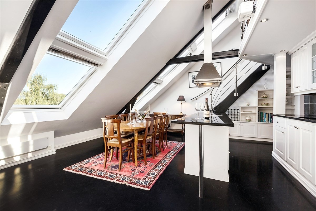 Flott spisekjøkken med en praktisk kjøkkenøy hvor det nylig er satt inn helt ny Miele innbyggingsovn og induksjonstopp. Galleribilde