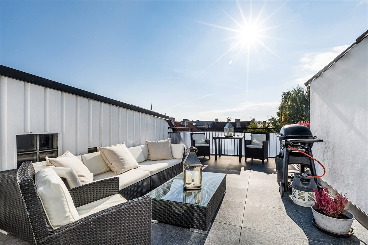 Stor og flott syd-østvendt takterrasse på hele 23 kvm med fin utsikt! Galleribilde