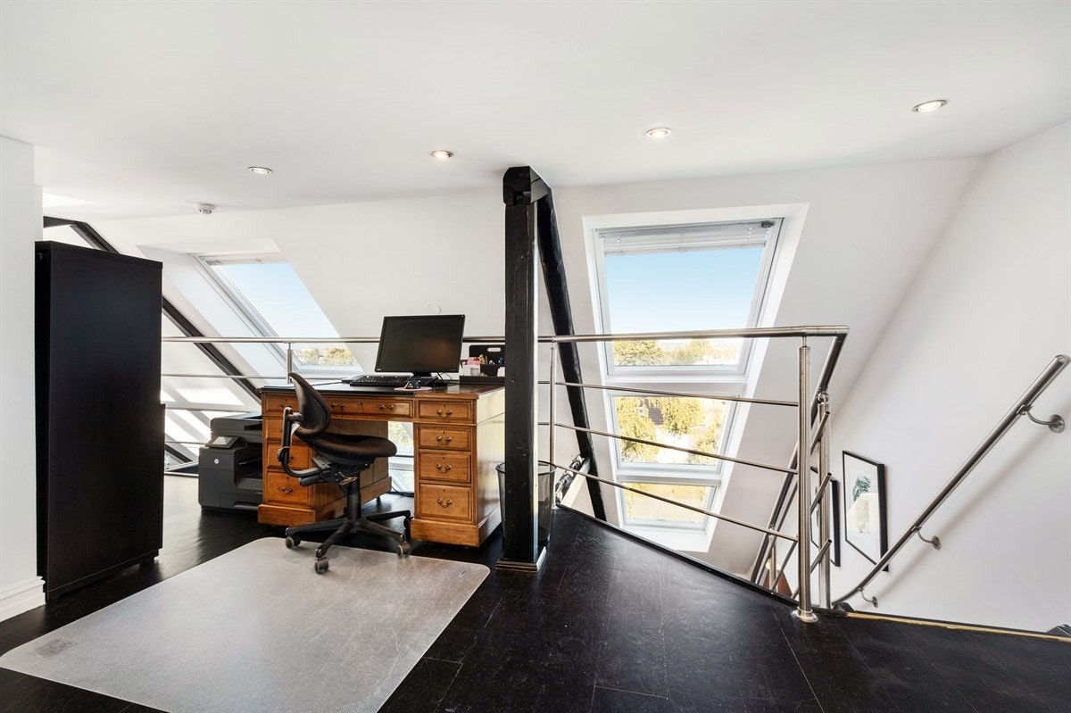 Deler av hemsen benyttes i dag som kontor og har et fint utsyn gjennom de store og flotte takvinduene. Galleribilde