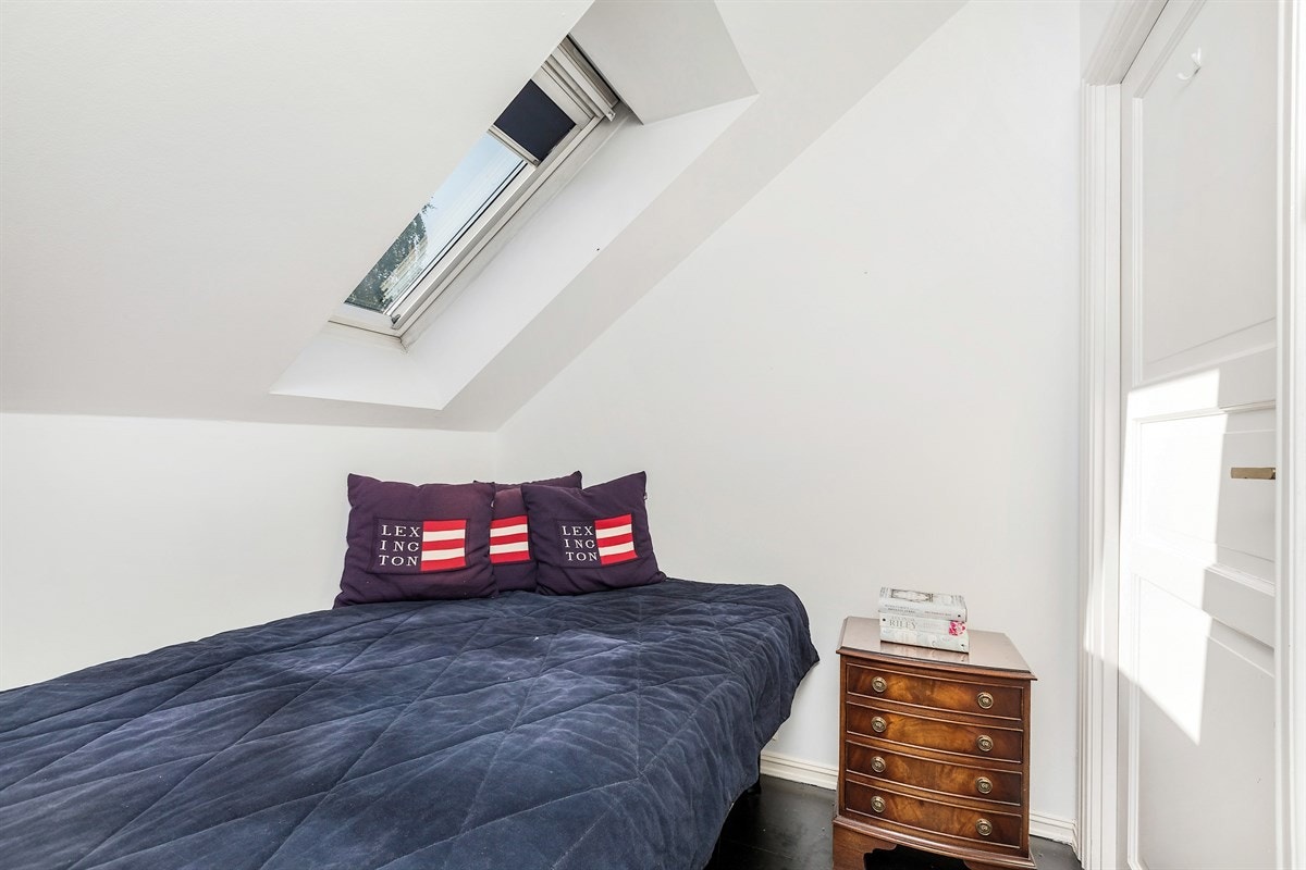 Soverom/innredet rom med takvindu og skapinnredning fra Bache- Wiig & Reitan. Galleribilde