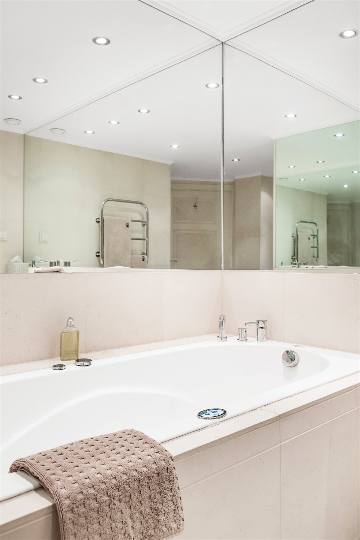 Flott innmurt boblebadekar. Galleribilde