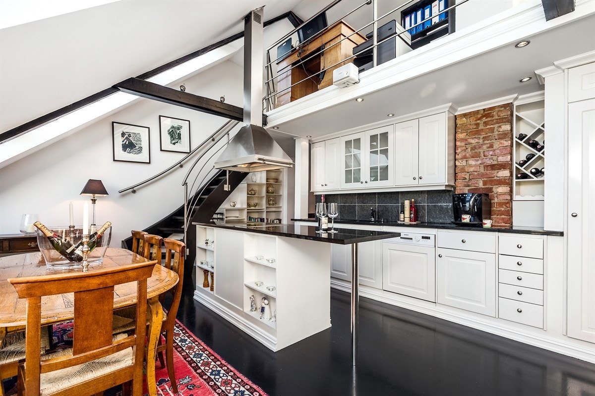 Oppholdsrommet har to trapper opp til hemsen. Galleribilde