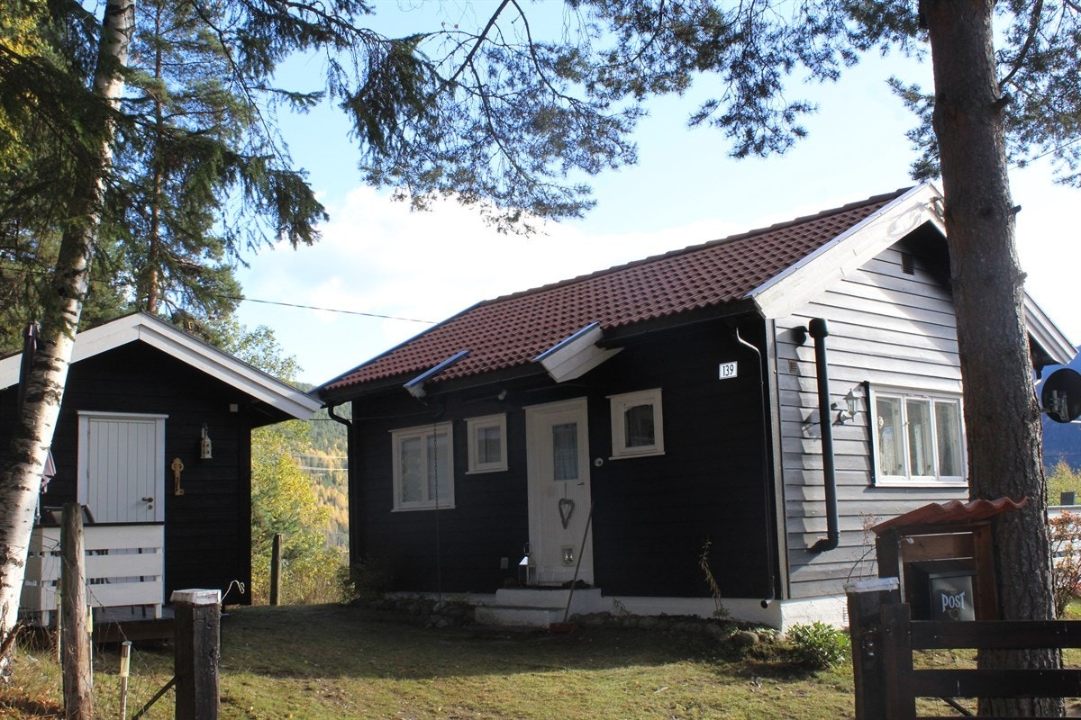 Hytta ligger fint til på et lite høydedrag Galleribilde