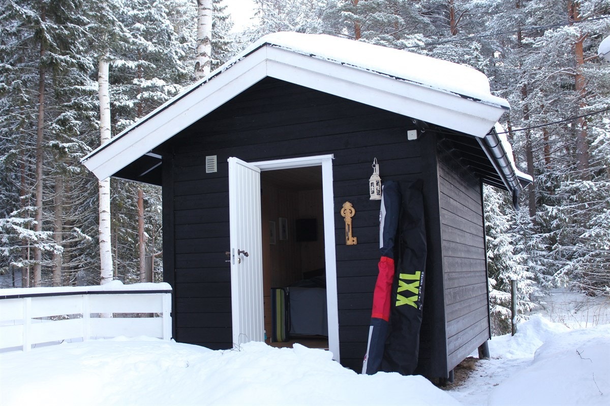 Isolert anneks fra 2007 med fin platting utenfor Galleribilde