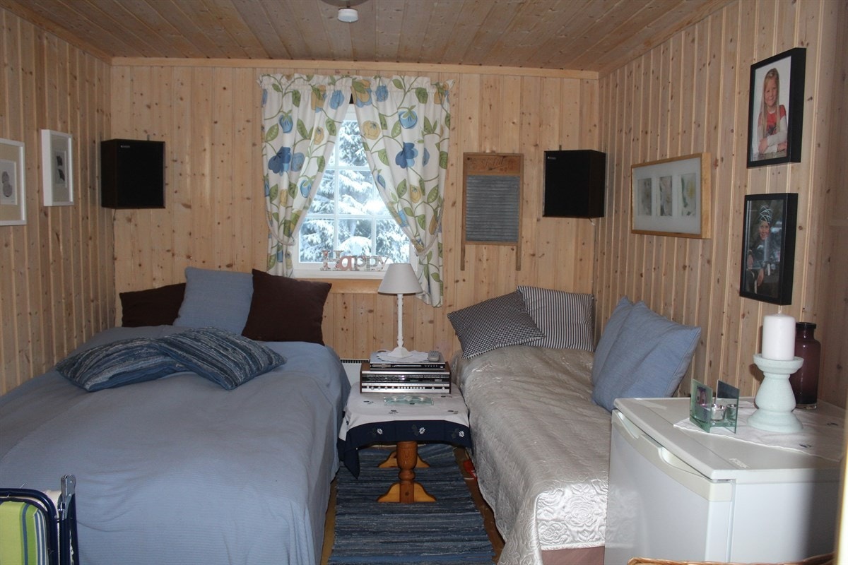 Soverom i anneks med god plass til to senger Galleribilde