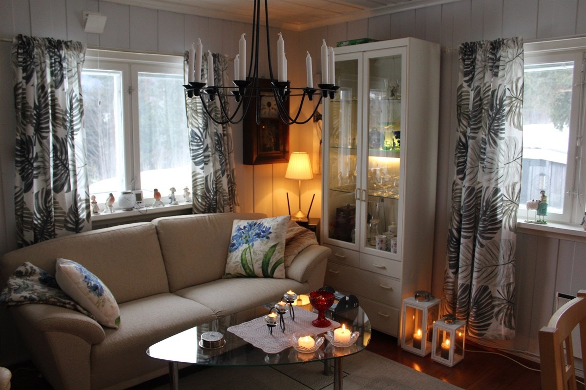 Stua er godt belyst gjennom doble isoleringsglass Galleribilde