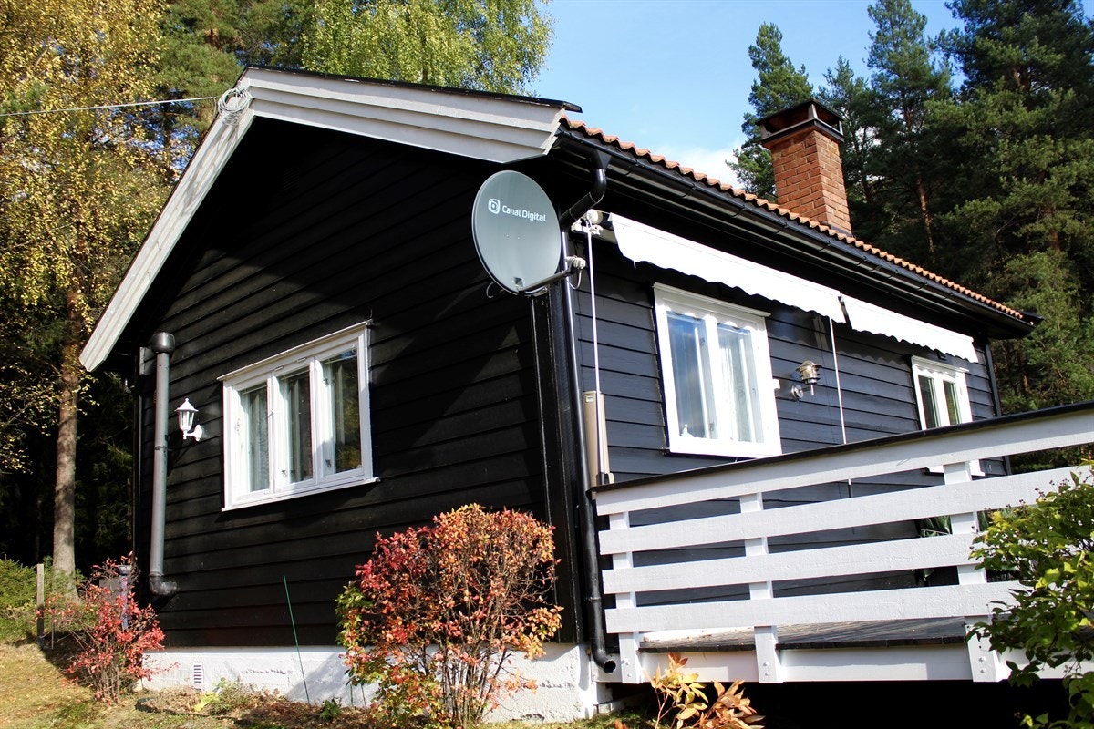 Nyrenovert hytte fra 2006 med stor og solrik terrasse på ca. 18 kvm. Galleribilde