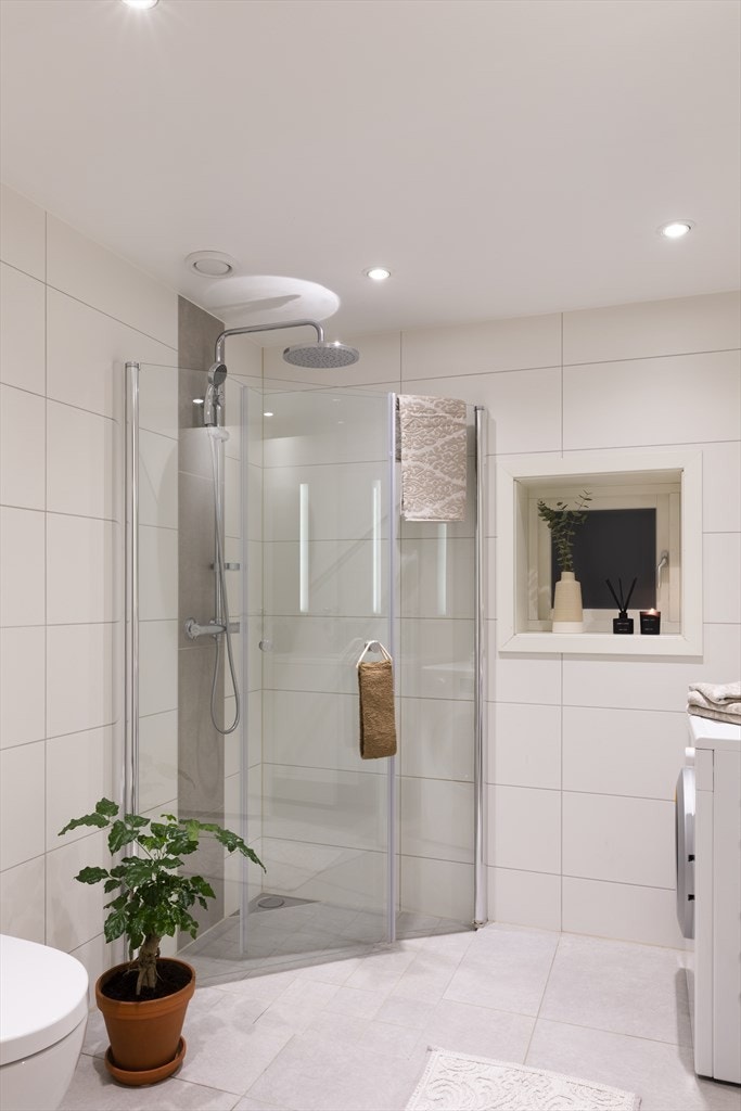 Badet i første etasje har downlights, veggmontert toalett og opplegg for vaskemaskin. Galleribilde