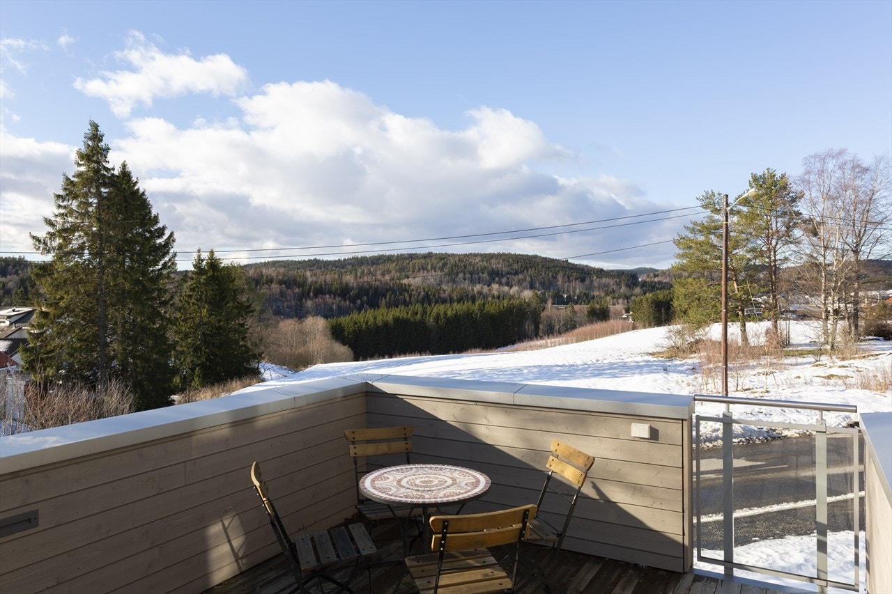 Det er utgang fra stuen til en stor takterrasse på ca. 27 kvm. Galleribilde