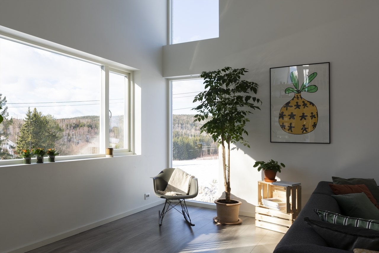 Fra stuen er det fin utsikt mot områdene rundt. Galleribilde