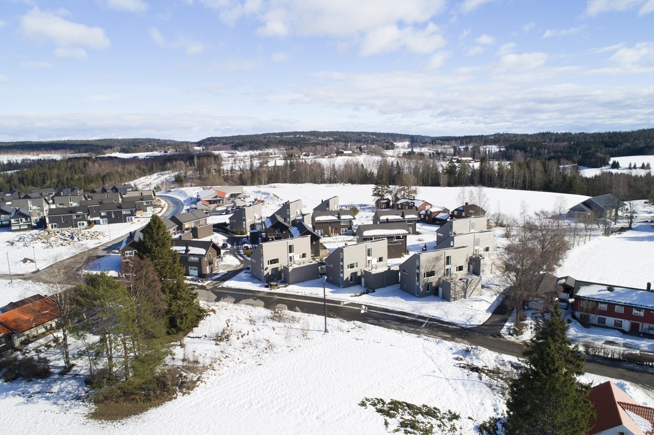 Eiendommen ligger i et landlig og etablert boligområde på Tomter i Hobøl kommune. Galleribilde