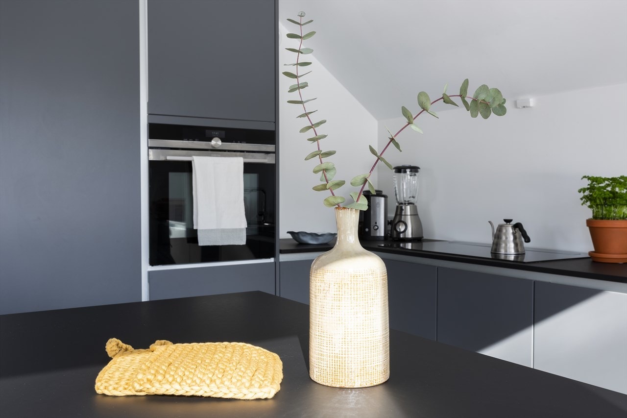 Hvitevarene består blant annet av stekeovn/mikrobølgeovn, kjøleskap og oppvaskmaskin fra Siemens. Platetopp er fra Eico. Galleribilde