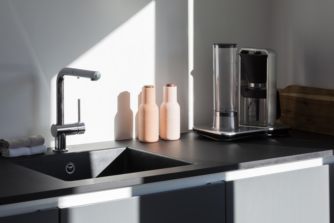 Den mørke innredningen skaper en fin kontrast mot de lysmalte overflatene. Galleribilde