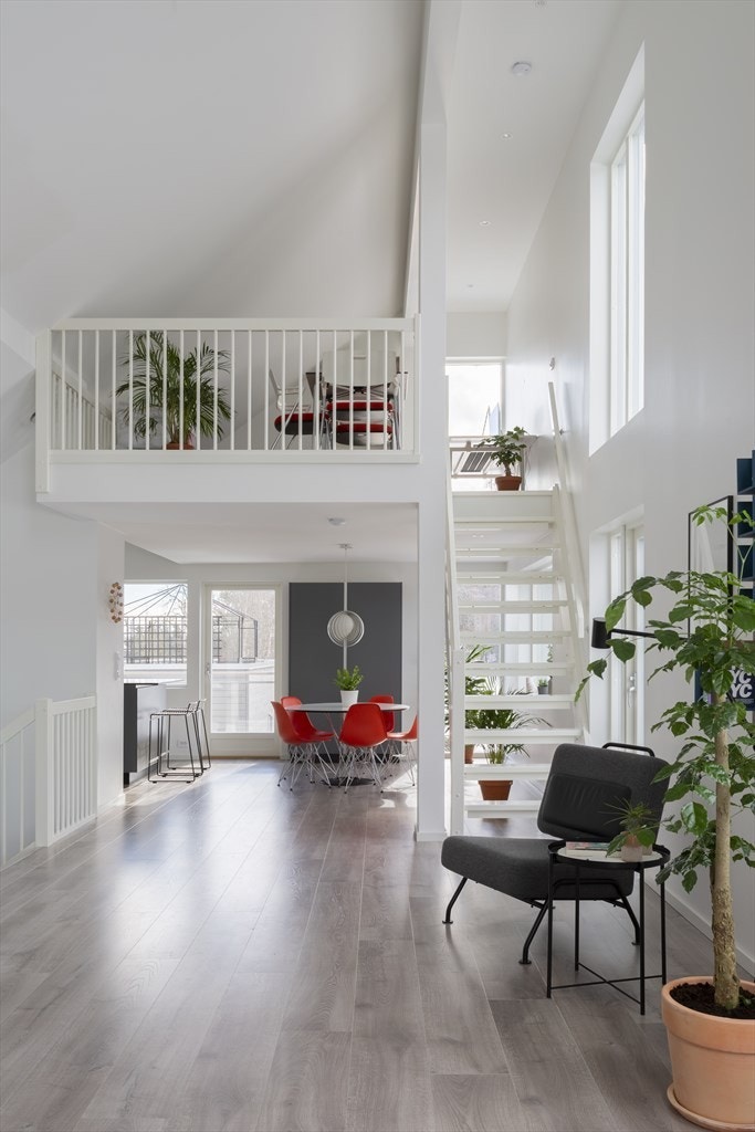 Fra stuen er det åpent opp mot hemsen, samt inn mot kjøkkenet, noe som gir en luftig og sosial romfølelse. Galleribilde