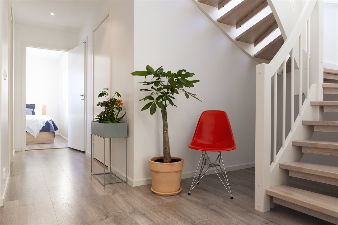 I første etasje er det entré, bad, teknisk rom/bod og fire soverom. Galleribilde