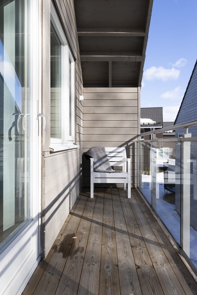 Fra kjøkkenet er det utgang til en fin, overbygd balkong på ca. 5 kvm. Galleribilde