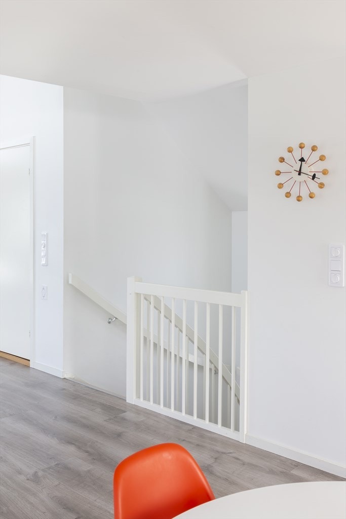 Andre etasje har bad, stue, kjøkken og spisestue. Galleribilde