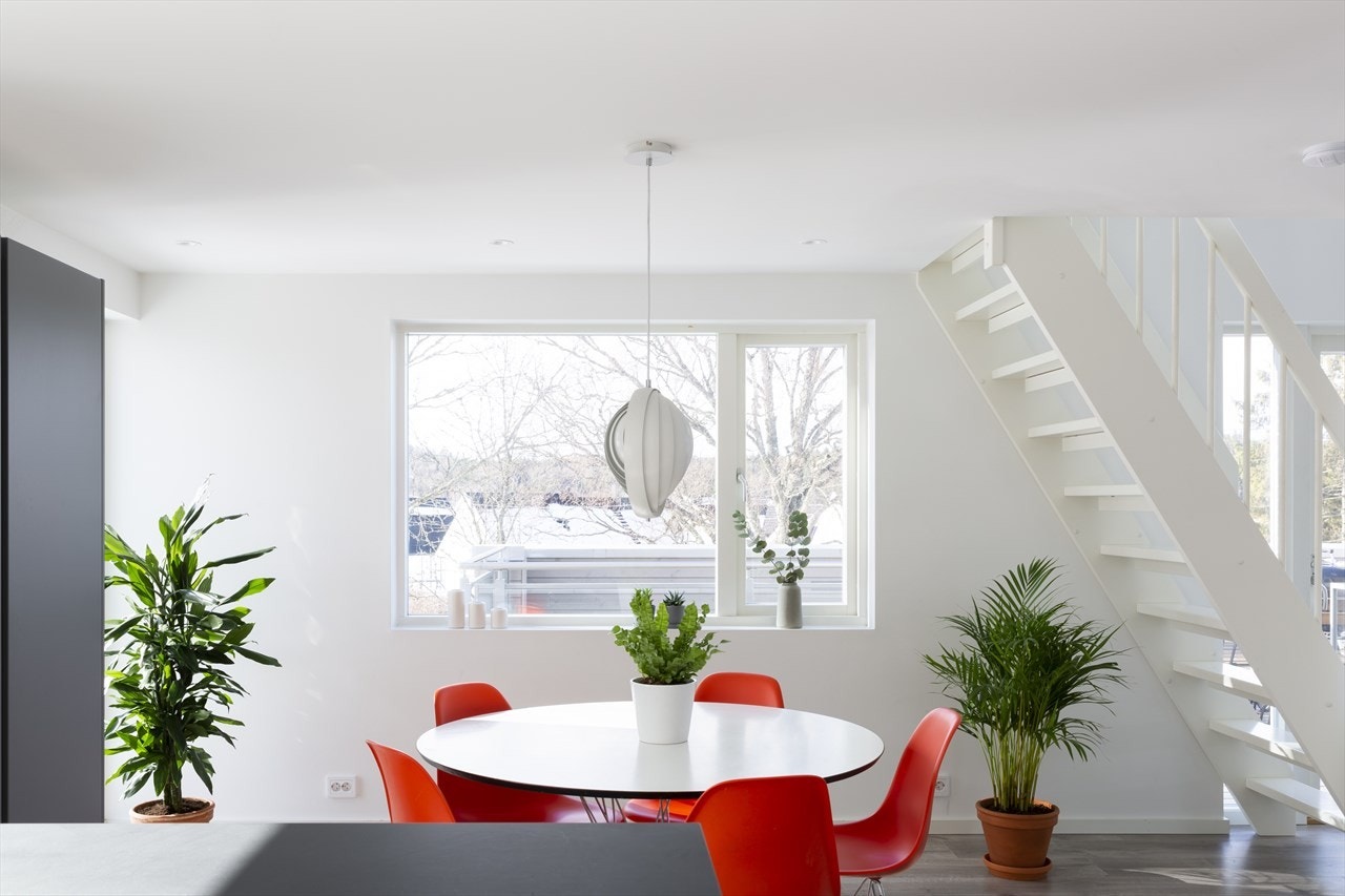 Pratisk løsning med spiseplass i tilknytning til kjøkkenet. Galleribilde