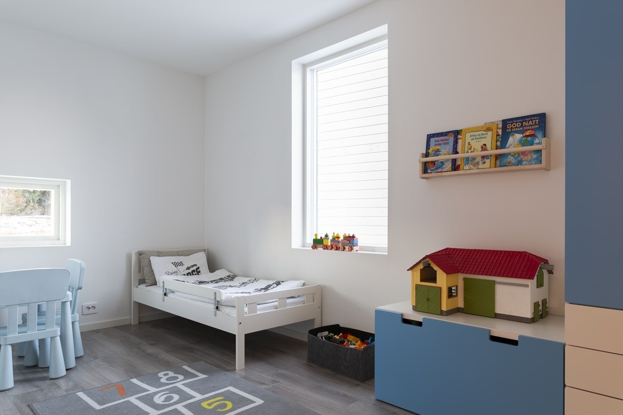 I tillegg har boligen lagringsplass i både innvendig og utvendig bod. Galleribilde