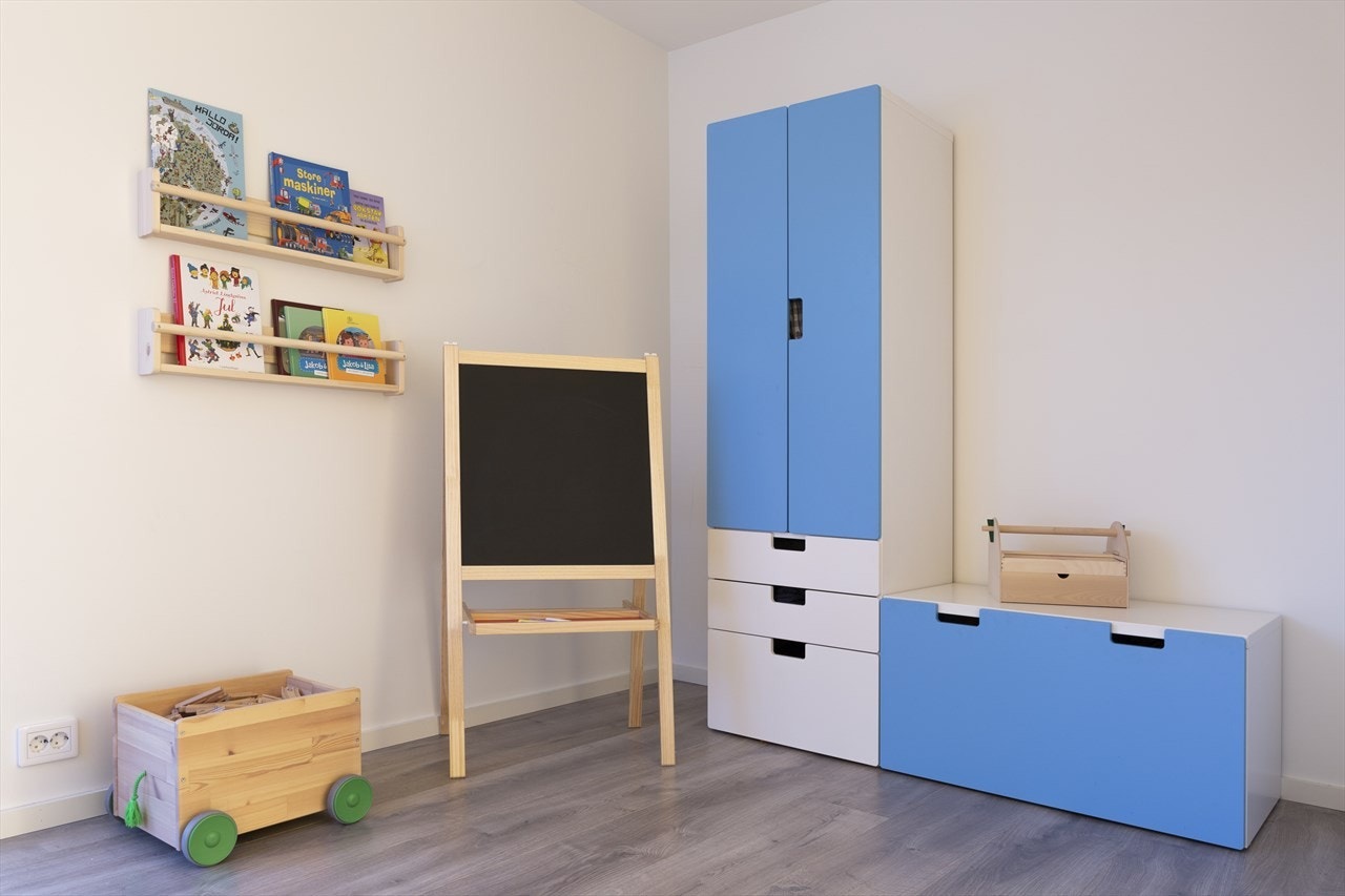 De listefrie overgangene mellom vegger og tak gir et stilrent inntrykk. Galleribilde