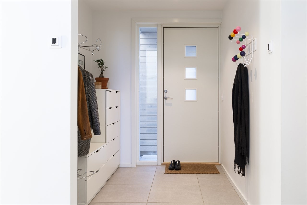 Eneboligen har et trivelig inngangsparti, og en meget innbydende entré ønsker deg velkommen inn. Galleribilde