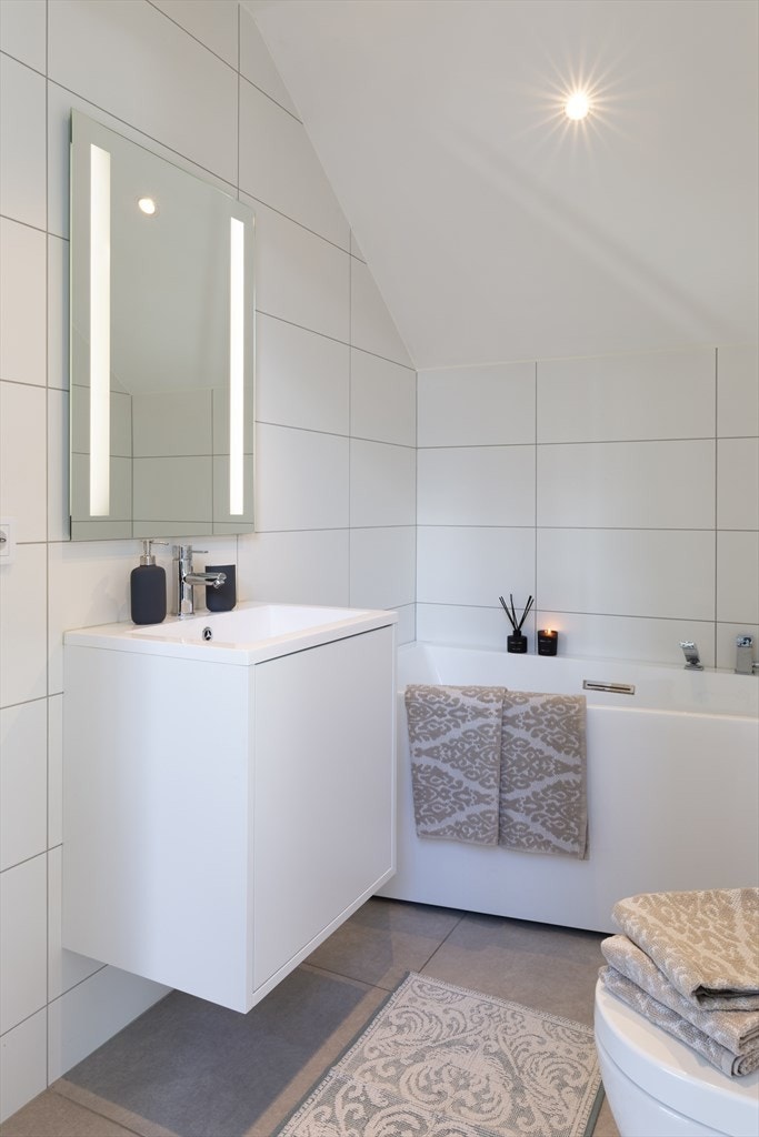 Boligen inneholder to bad, ett i hver etasje. Begge er flislagte og har lun gulvvarme. Galleribilde