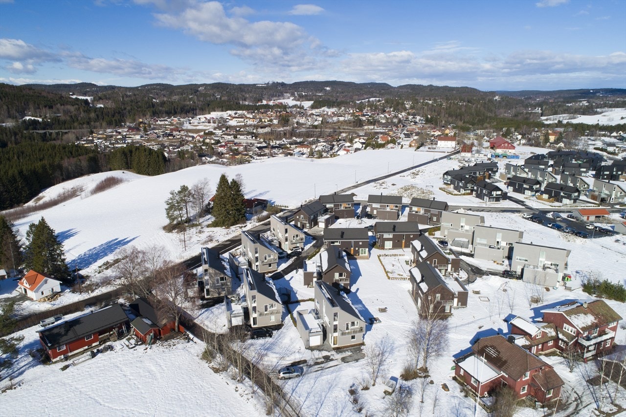 Fra eiendommen er det gangavstand til skole, buss, tog, butikker med mer. Galleribilde
