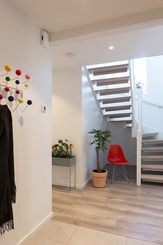 Entreen har fliser på gulv med lun gulvvarme, samt lysmalte vegger og tak. Hallen innenfor har downlights og laminatgulv. Galleribilde