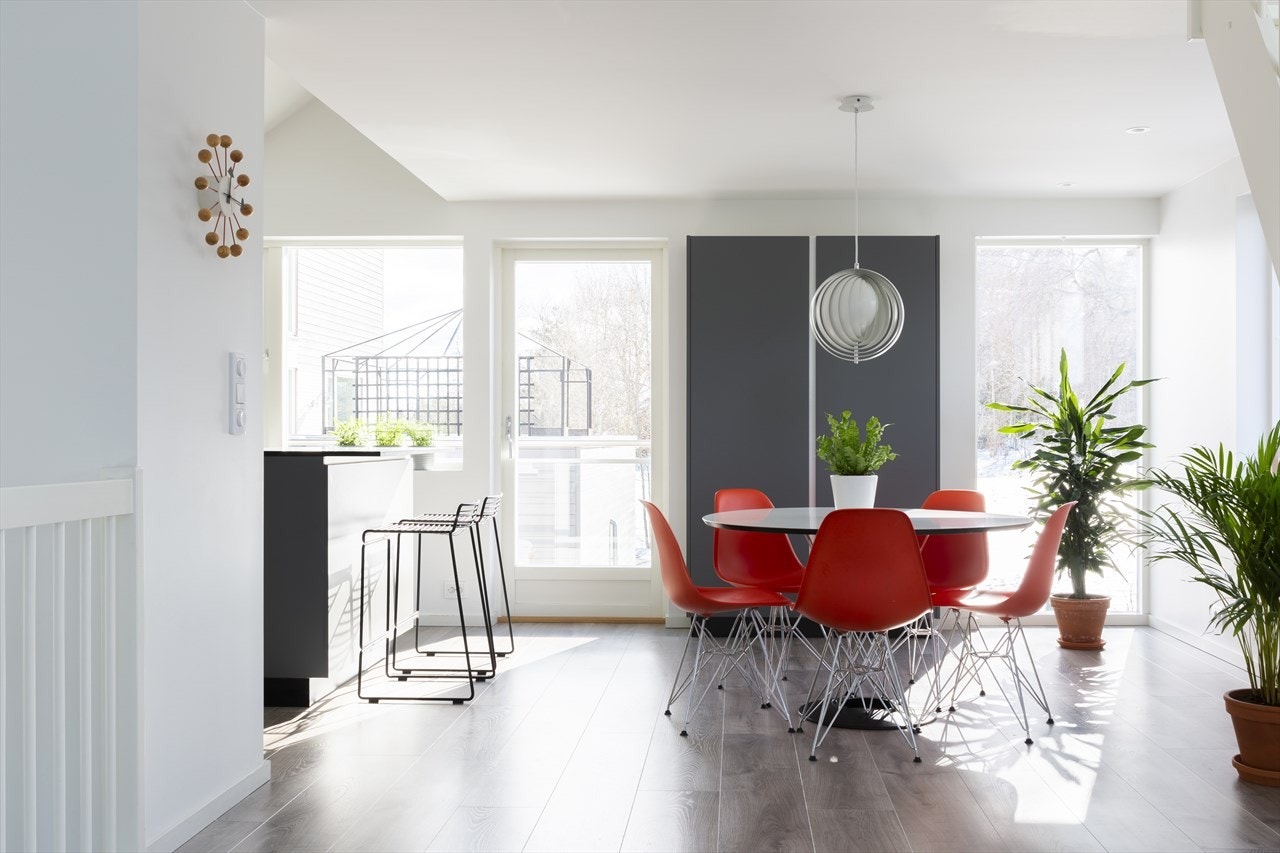 Kjøkkenet har en åpen løsning inn mot egen spisestuedel, samt dør ut til balkong. Galleribilde