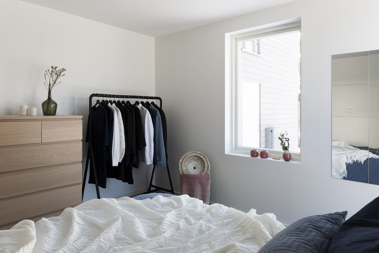 Rommene har en variasjon av stilige vinduer, samt god plass for seng, skap med mer. Galleribilde