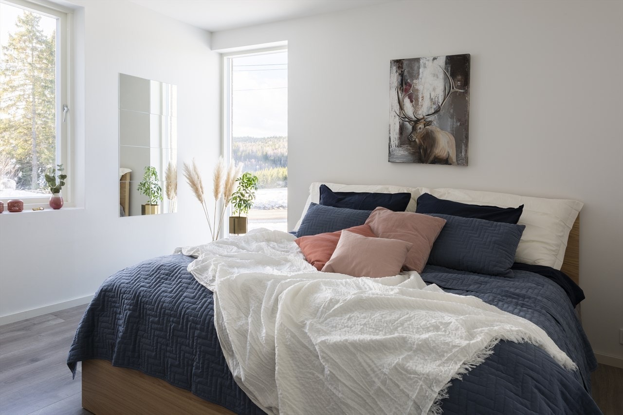 Eneboligen har fire pene soverom, alle med laminatgulv, lun gulvvarme og lysmalte overflater. Galleribilde