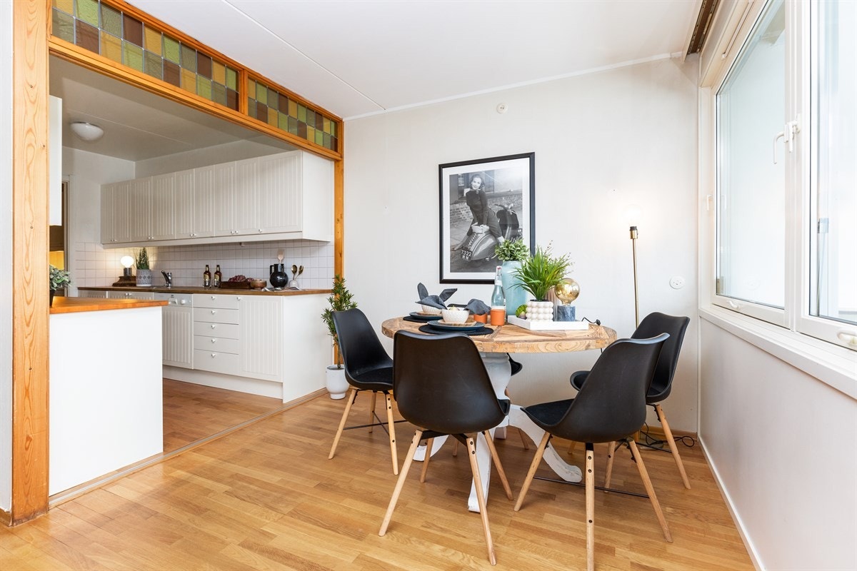 Kjøkken med god plass til spisebord Galleribilde