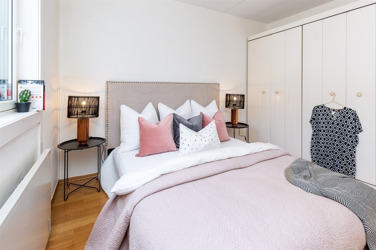 Garderobeskap på soverom. Galleribilde