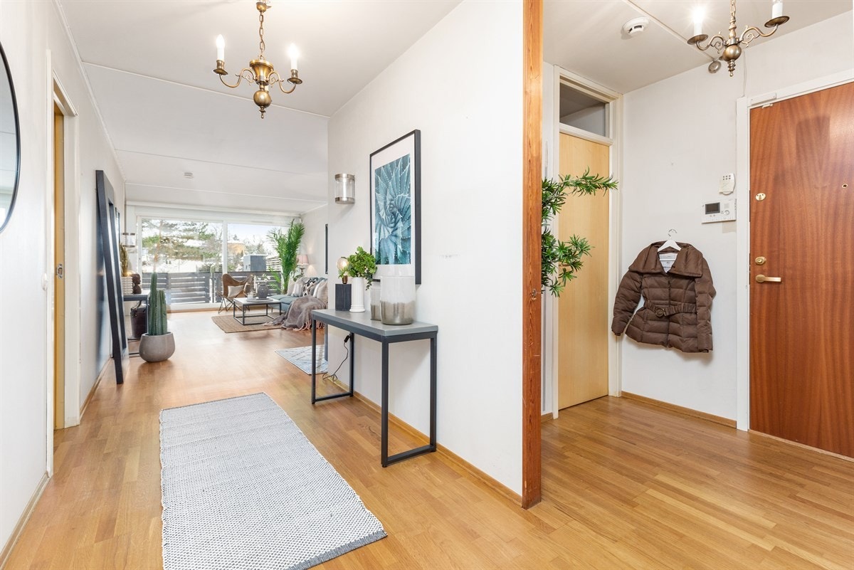 Entré med plass til yttertøy. Galleribilde