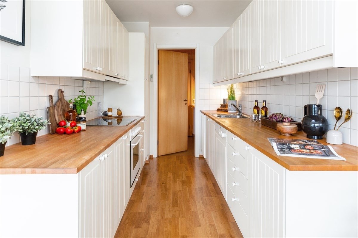 Kjøkkeninnredning med hvite fronter Galleribilde