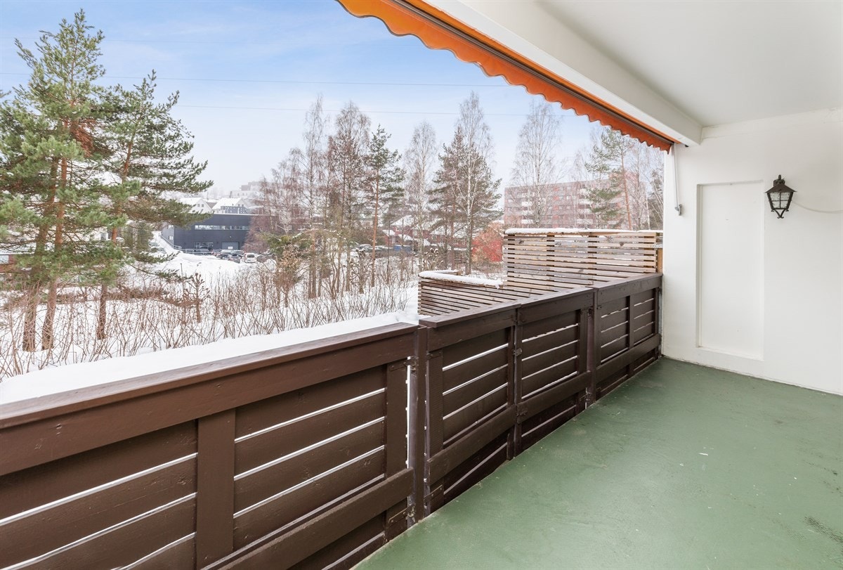 Balkong med solavskjerming med markise. Galleribilde