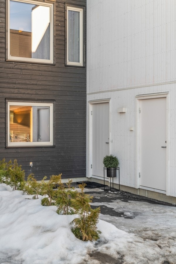 Inngangsparti. Garasjeplass rett utenfor inngangsdør er ledig Galleribilde